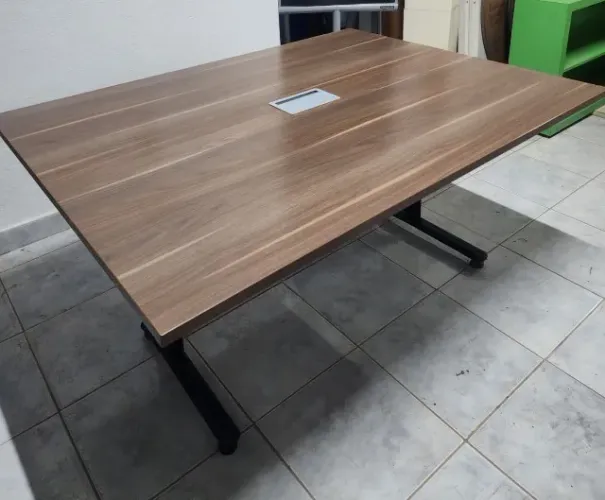 Mesa de Reunião Amadeirada com Caixa de Tomada