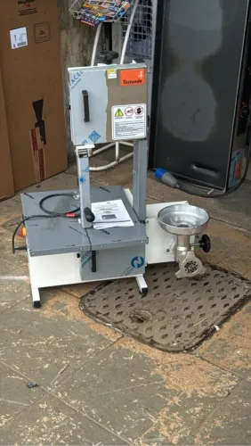 Serra fita de mesa com moedor acoplado