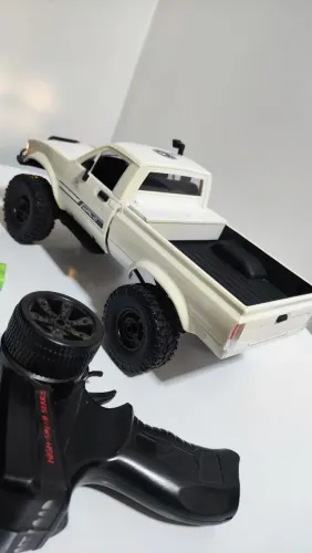 Caminhonete Off-Road 4x4 RC 1/16 com 2 Baterias 