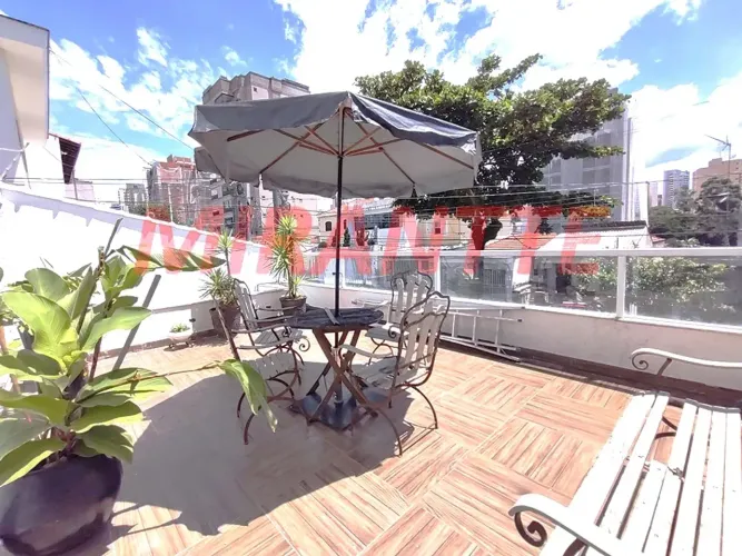 Sobrado venda e locação possui 200m² com 4 suítes 3 vagas com piscina.
