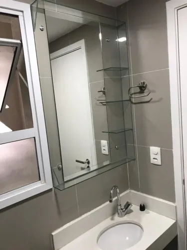 Espelho de Parede com Prateleiras