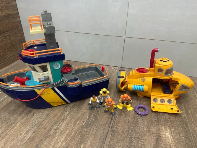 Navio e submarino