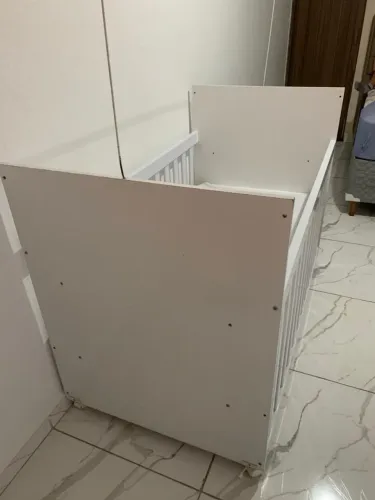 Berço branco com grades laterais