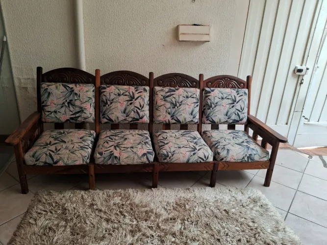 Sofa de madeira embuia( com entalhes) o)