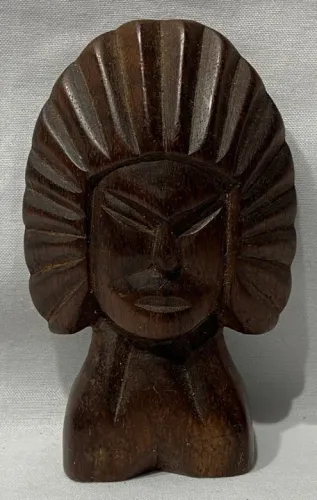 Antiga e Belíssima escultura em jacarandá, representando figura indígena