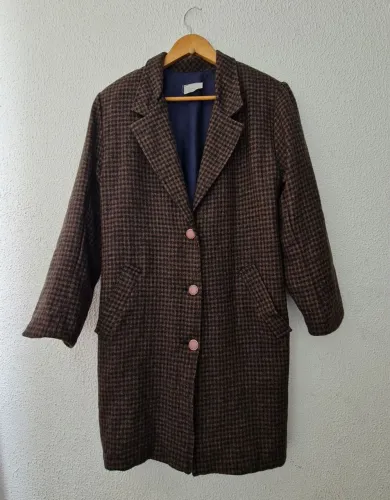 Casaco Sobretudo Vintage Tweed Marrom com Botões Rosas