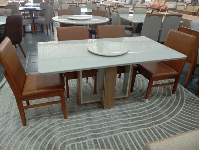 Mesa nova a pronta entrega e com cadeiras de madeira maciça 
