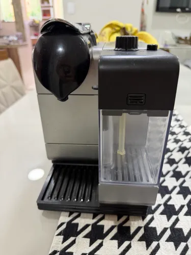 Máquina Nespresso Lattissima F421