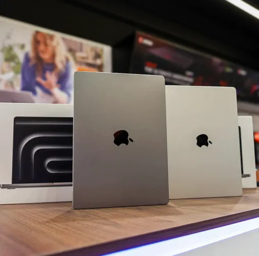 MACBOOK PRO &  M5 MAX 