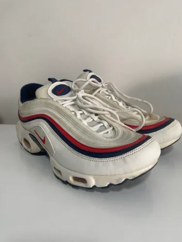 Tênis Nike Air Max Branco com Detalhes Vermelhos e Azuis - Estilo e Conforto!