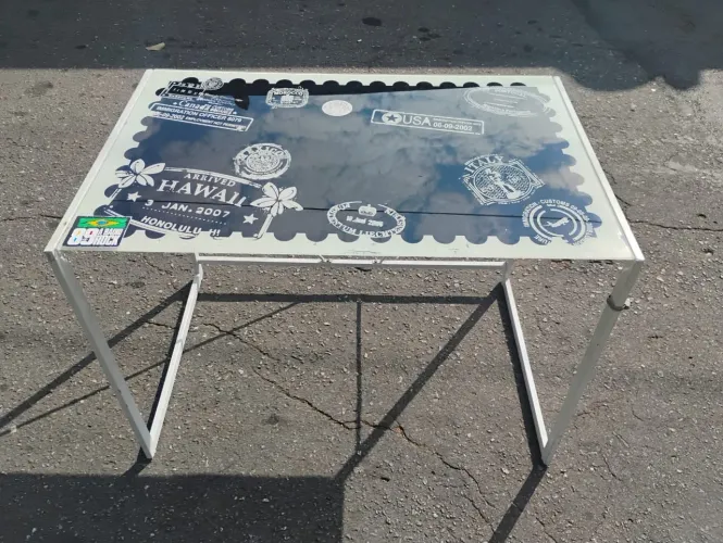 Mesa de escritório com tampo de vidro