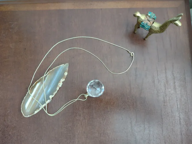 Colar Dourado com Pingente de Vidro Esculpida