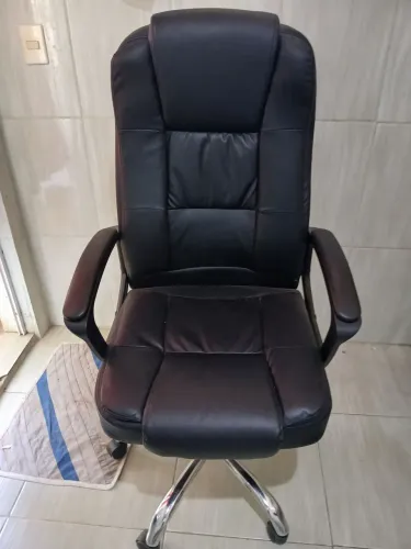 Cadeira presidente semi nova 