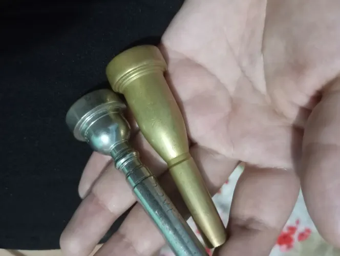 Dois bocais de trompete