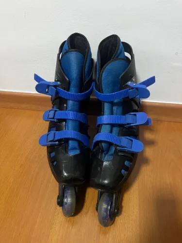 Patins In-Line Ajustável Preto e Azul (Tamanho 5-8 US / Aprox. 35 ao 38 BR)