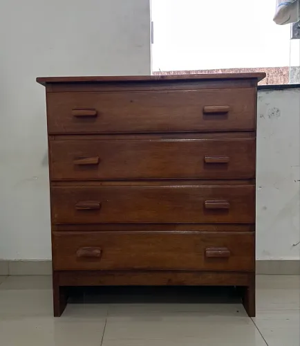Cômoda de madeira angelim - elegante, resistente e pronta para uso