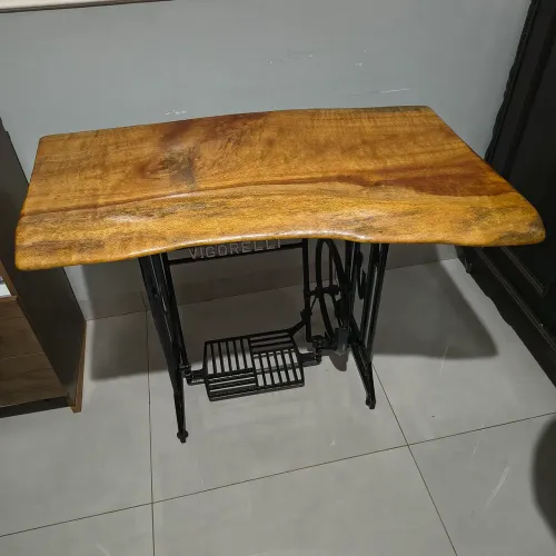 Mesinha com pé de.maquina custura