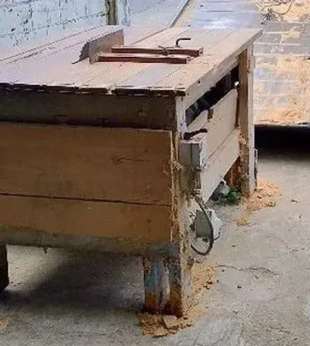 Maquina de serra usada com marca de uso corta madeira