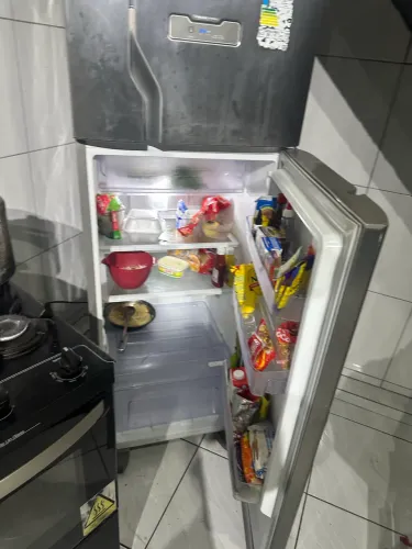 Geladeira Eletrolux SEMI NOVA 750 SAIR HOJE
