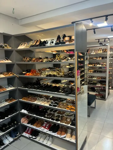 Prateleiras exposição MDF para loja