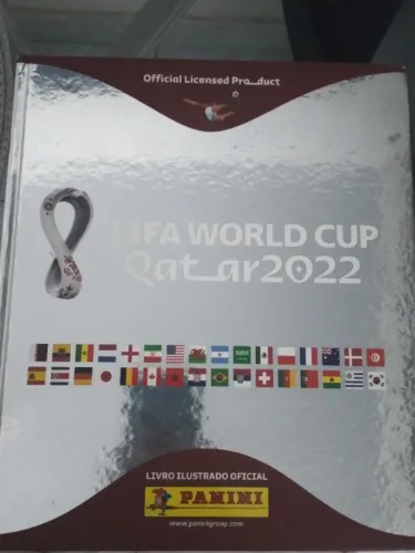 Álbum da copa 2022 prata bom estado com neymar mbappe e brilhantes entre outras