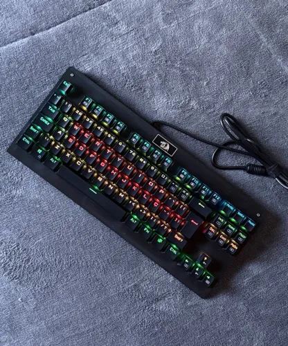 Teclado Mecânico Redragon RGB switch marrom. CHAMA