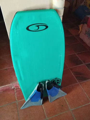 Bodyboard profissional + pé de pato pride + brinde