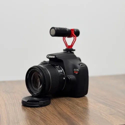 Canon T5 com Lente 18-55 + Microfone Boya ? Muito Conservada