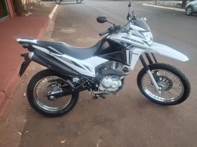 Vendo moto bros ano 2022 cor branca modelo esdd ,a mais completa valor $19000