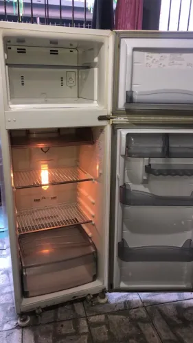 Vendo geladeira consul duas porta valor 650 chama no Zap *