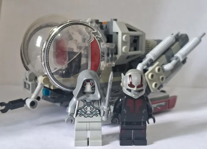 LEGO marvel Homem-formiga nave com duas minifiguras.