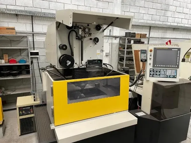 ELETROEROSAO A FIO FANUC ROBOCUT a C600ia com 1500 hrs de uso