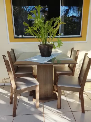 Mesa com tampo de vidro com 4 cadeiras