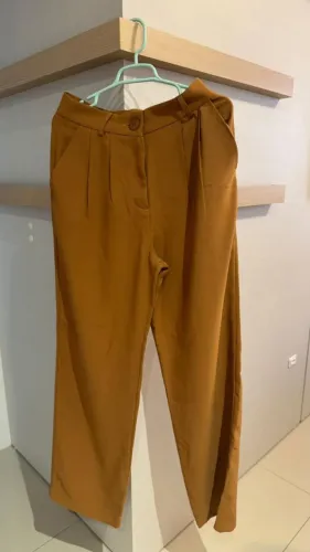 calça alfaiataria, tam M, cor caramelo