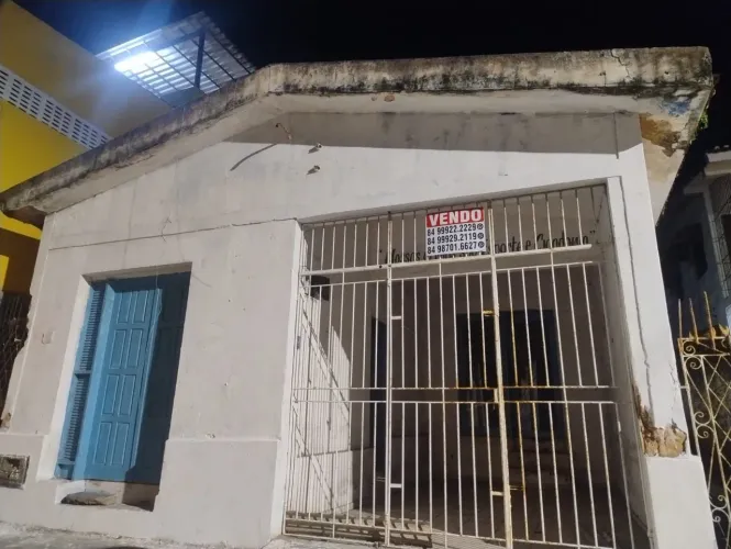Terreno com duas casas deterioradas.