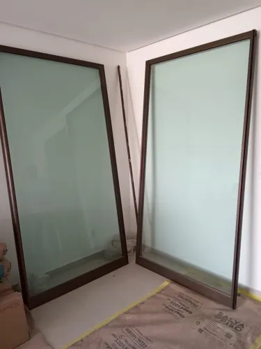Porta de correr com 2 folhas em alumínio e vidro verde temperado!