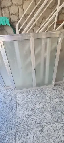 Esquadrilhas de alumínio e vidros jateados