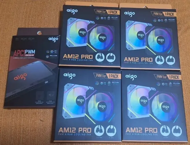 Kit 4 Fans Aigo AM12 Pro ARGB PWM + Controladora Aigo APC1 - Apenas 1 Mês de Uso