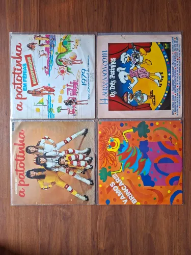 Vendo coleção de lp vinil de músicas e histórias infantis. Vários discos são coloridos.