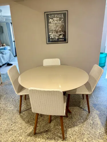 Mesa e cadeiras