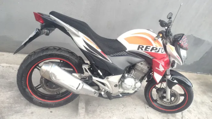 VENDE-SE CB 300R E BOM ESTADO DE CONSERVAÇÃO
