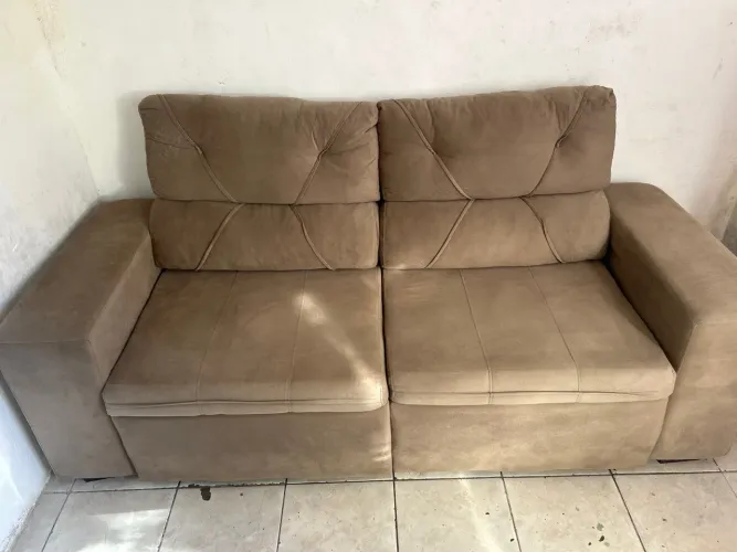 Um sofá retrátil 4 lugares
