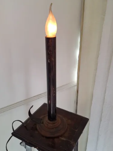 Luminária de madeira com lâmpada mede 26cm sem a lâmpada e 45cm com a lâmpada.