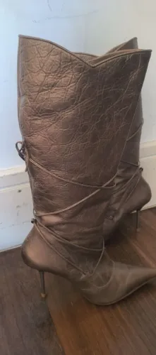 Bota Cano Longo Dourada Carmem Steffens 