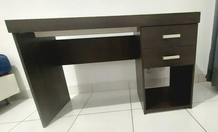 Escrivaninha com 2 gavetas e nicho