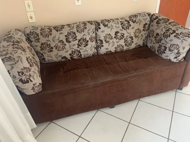Sofá de três lugares ,já com as almofadas