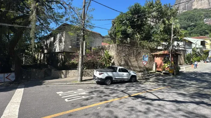 Oportunidade única na Gávea, Casa saindo a 3.289 o M2. Possibilidade de uso comercial.