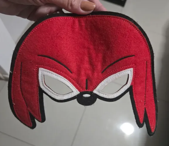 Máscara de feltro do personagem Knuckles, da franquia Sonic the Hedgehog,