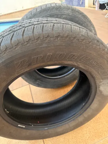 Par de pneus Bridgestone 265 / 60 / 18