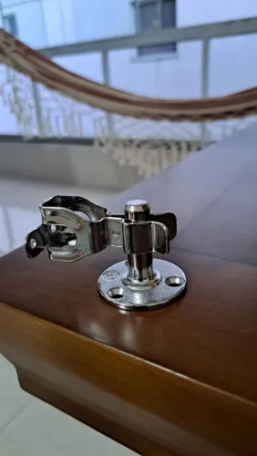 Prendedor e fixador de porta cromado